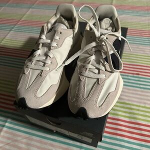 New Balance 327